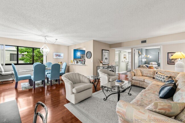 Building Photo - 5687 Fairway Park Dr