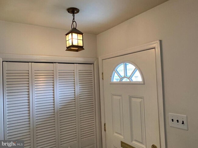 Foto del edificio - 219 Lakeside Dr