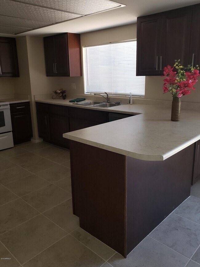 Building Photo - 4132 W Poinsettia Dr