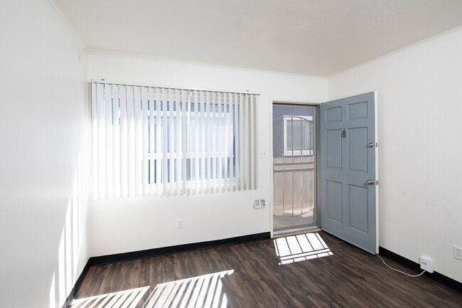 Building Photo - 1 Bed/1 Bath in North Pacific Beach w/ Par...