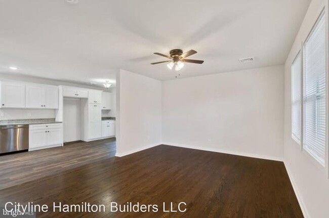 Building Photo - 3 br, 1 bath House - 28 Harrison St