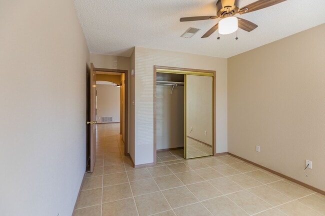Building Photo - Townhome On The Golf Course!