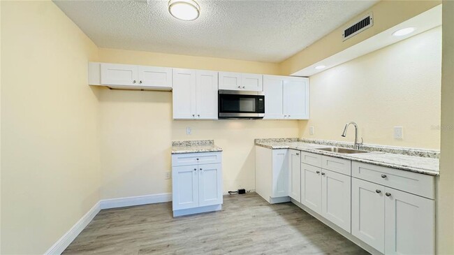 Foto del edificio - 9015 Westchester Cir
