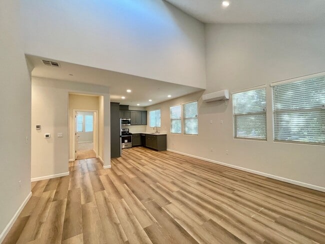 Building Photo - Newer Napa 2 Bedroom 2 Bathroom Condo; Both Bedrooms En-Suite