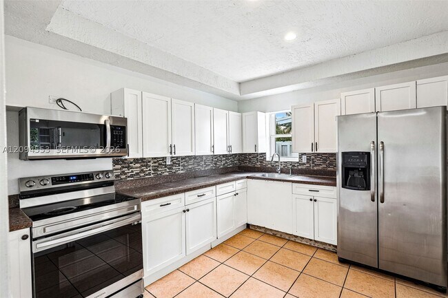 Foto del edificio - 571 NE 172nd St
