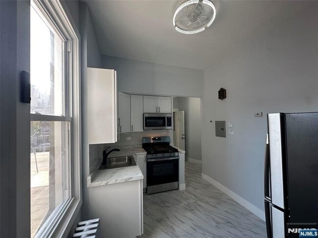 Building Photo - 707 2nd St