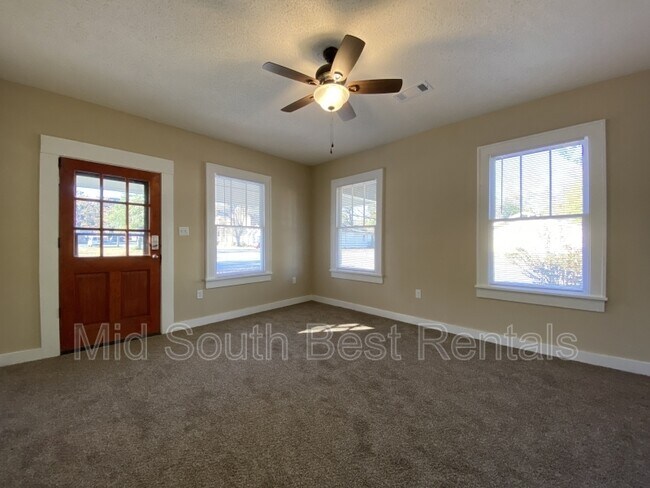 Building Photo - 2124 Parker St