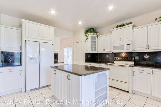 Foto del edificio - 4 br, 3 bath House - 4905 Lake Cecile Driv...