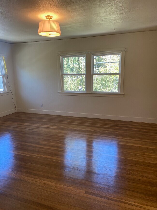 Building Photo - 483 Cavour St