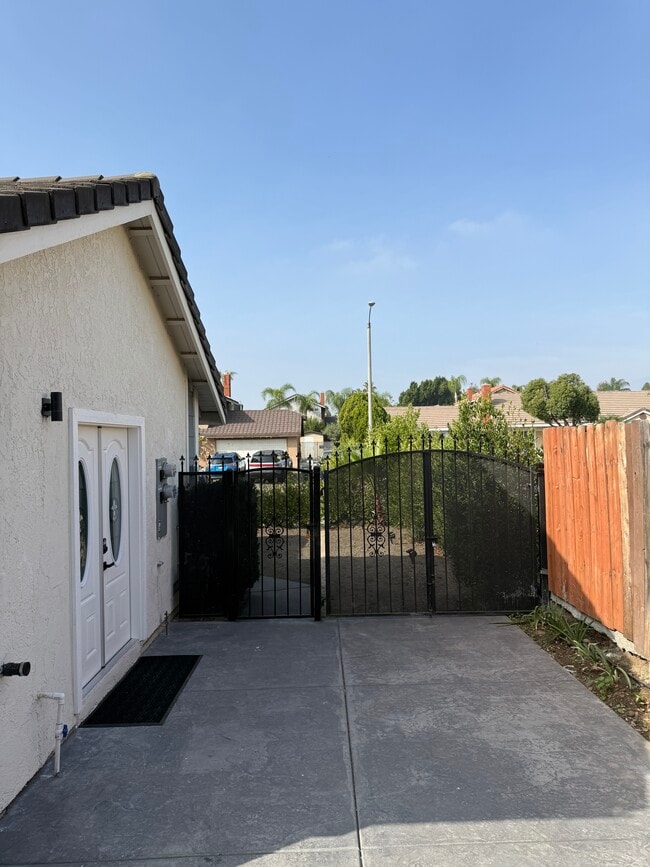 Foto del edificio - 631 N Brierwood Ave