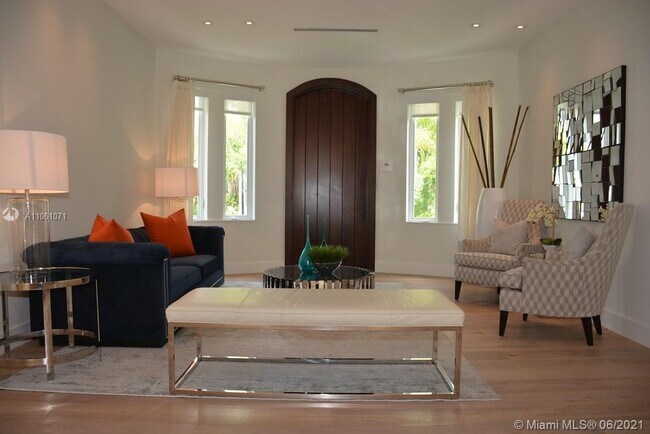 Building Photo - 4427 Royal Palm Ave