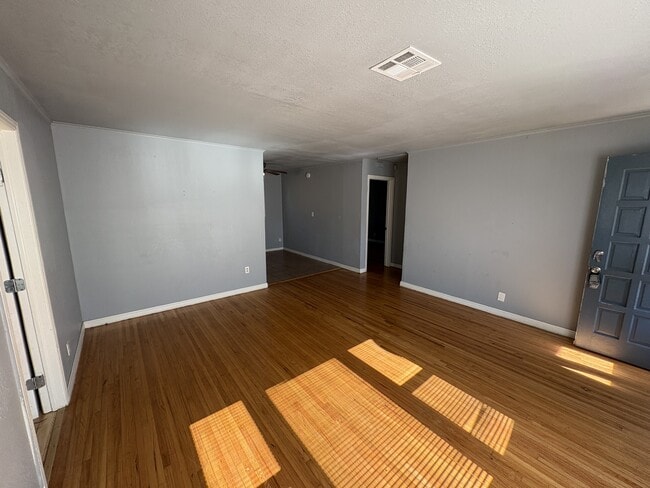 Foto del edificio - 627 E Young Pl