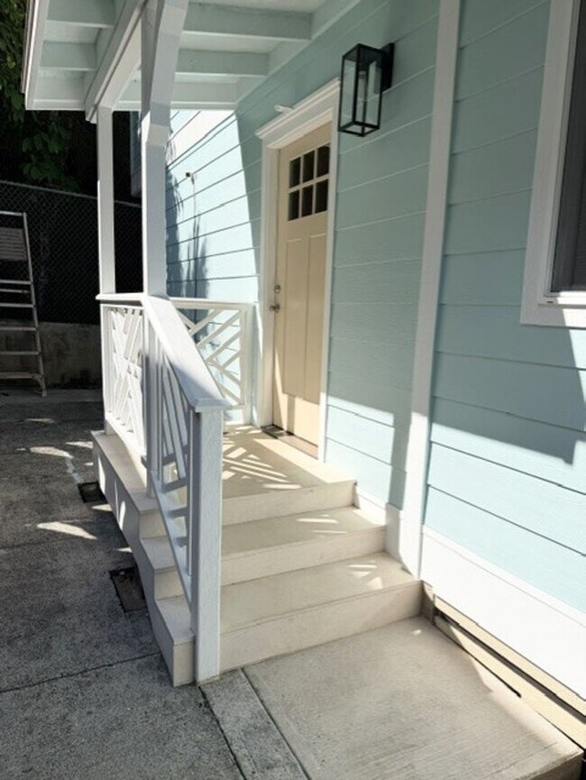 Foto del edificio - $3,000 Furnished 2-Bedroom + Den, 1-Bathroom Upstairs Duplex in Aiea