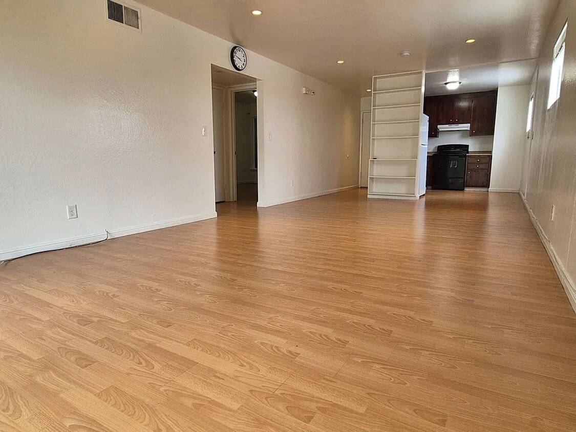 Primary Photo - FOR RENT: Updated 2 Bedroom Unit in Prime ...