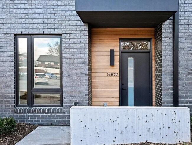 Foto del edificio - 5302 Elmwood Plz