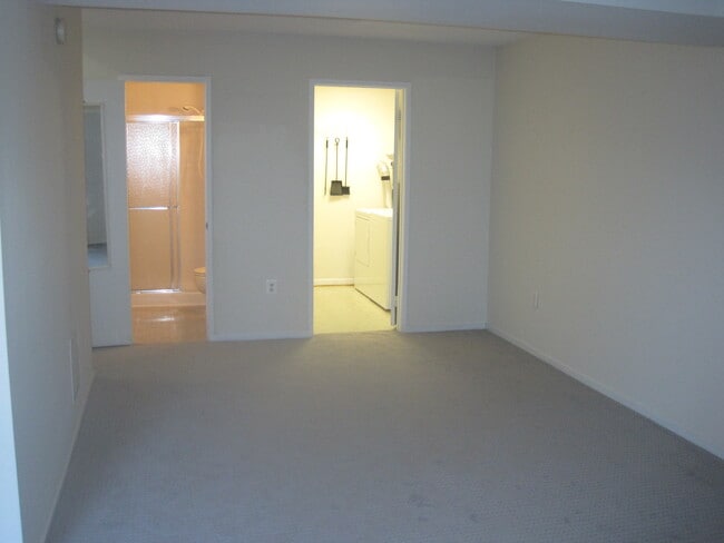 Building Photo - 2470 Ridgehampton Ct