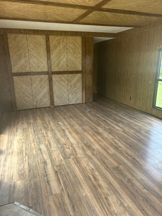 Building Photo - 2 Bedroom/1 Bathroom Mobile Home