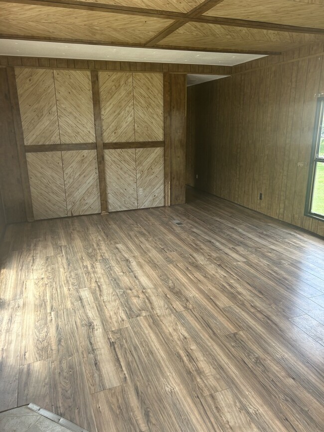 Building Photo - 2 Bedroom/1 Bathroom Mobile Home