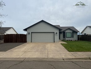 Building Photo - 450 Emily Ln