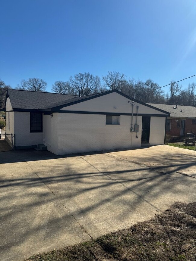 Building Photo - 3575 Millard Rd