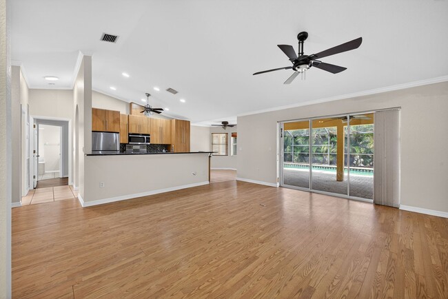 Foto del edificio - Charming 3-Bedroom Home with Private Pool in Buckingham Air Park