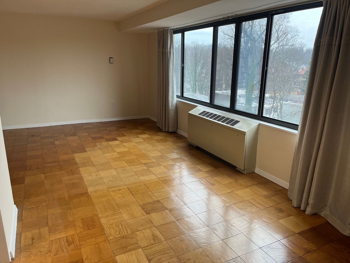 Primary Photo - Extra Large 1 bedroom!