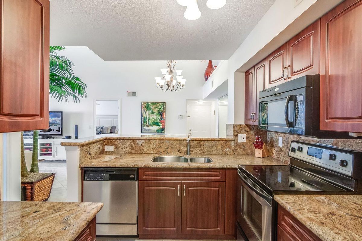 Foto principal - 1715 Village Blvd