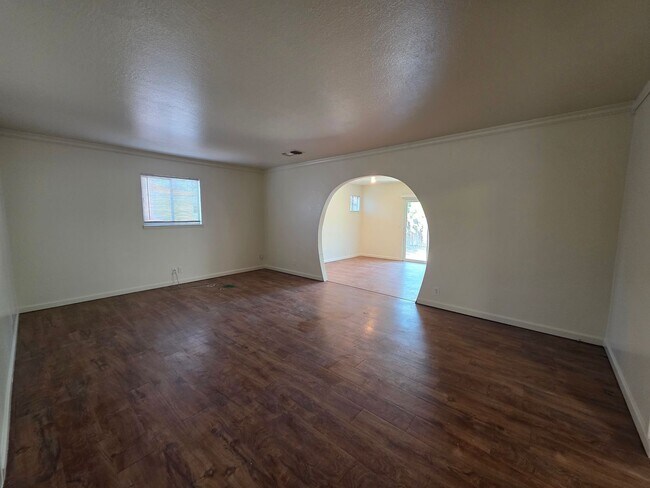 Foto del edificio - 4 bedroom single story near freeway & shop...