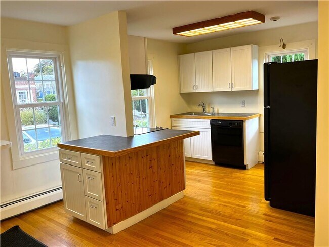 Building Photo - 44 Phillips St