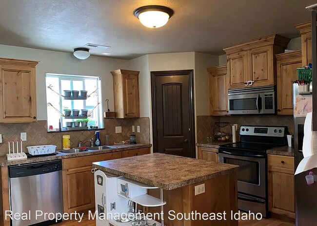 Building Photo - 3 br, 1.5 bath House - 554 Sunflower