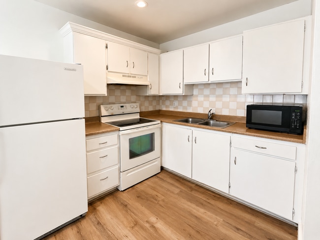 Building Photo - 2517 S Lakecrest Dr