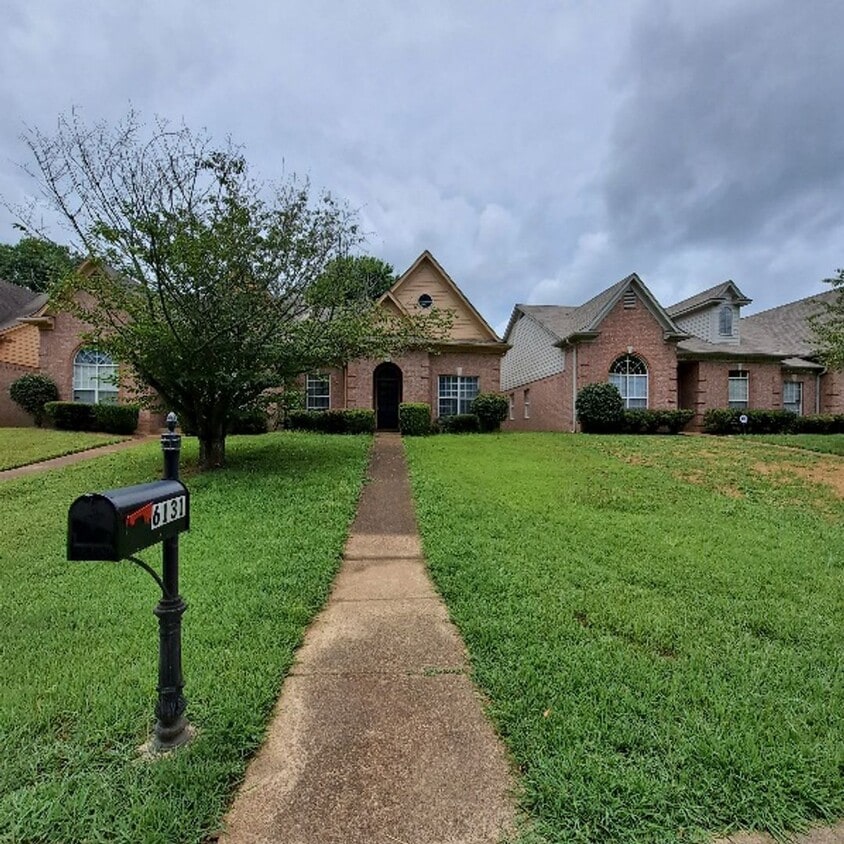 Foto principal - 6131 Woodstock View Dr