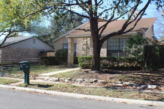 Building Photo - Gorgeous garden style home in San Antonio. Realtor Commission: $300