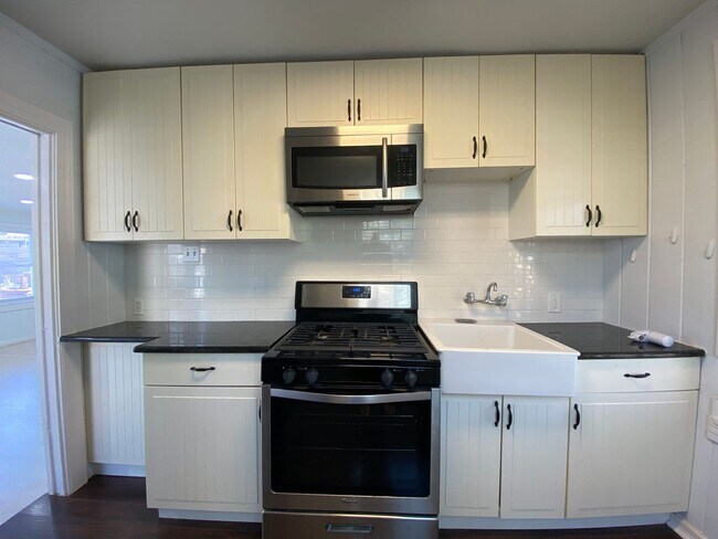 Building Photo - 8th