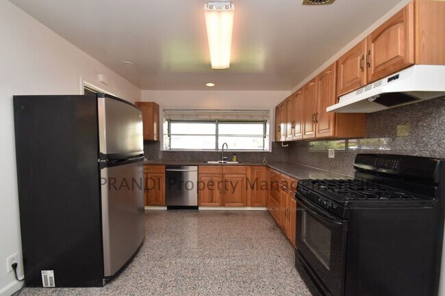 Building Photo - Spacious Three Bedroom Larkspur Home