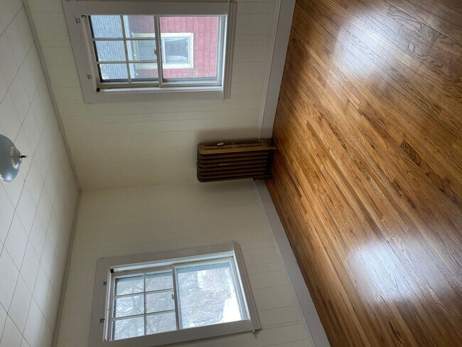 Foto del edificio - 1200 sq ft 3 bed 1 bath Brighton apartment!