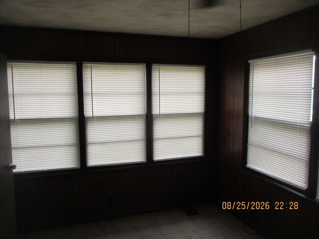 Foto del edificio - 1704 W Whitney Ave