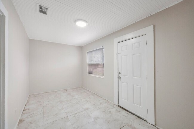 Building Photo - $25 App Fee* Spacious 3bdrm/1bath House **...