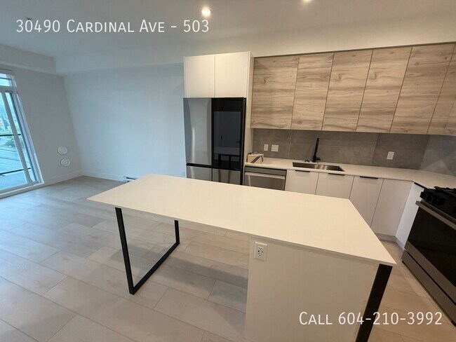 Photo du bâtiment - Brand New Highstreet Village Condo