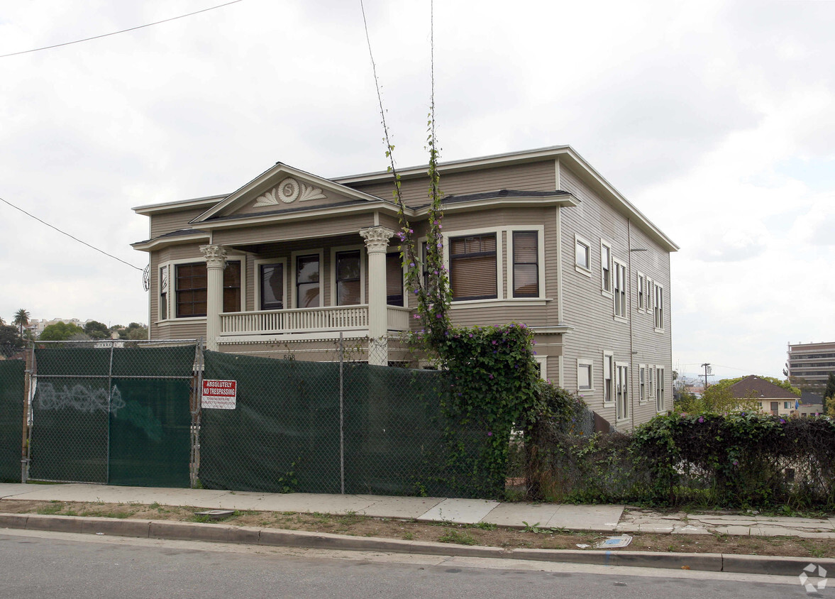 Building Photo - 808 E Edgeware Rd
