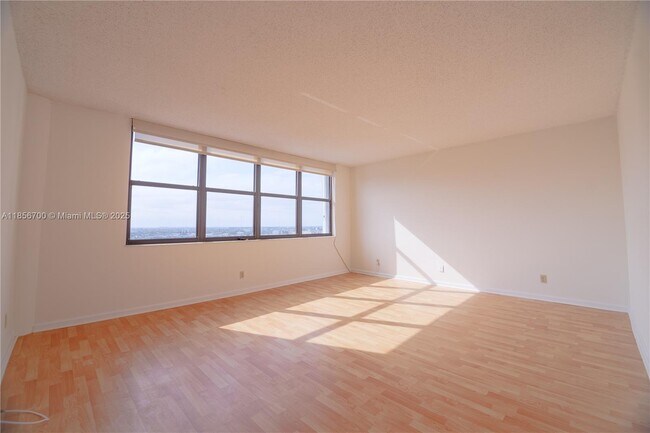 Foto del edificio - 300 Three Islands Boulevard