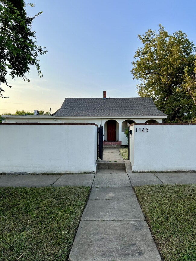 Foto del edificio - 1144 E Haskell St