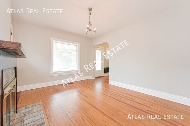 Building Photo - Cozy 2BD/1BA Home with Private Backyard in...
