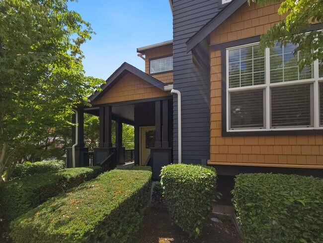 Building Photo - Spacious 3BR/3.5BA Townhome in Desirable E...