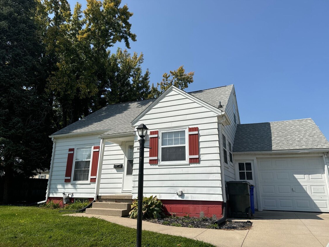 Foto principal - 3718 C Ave NE