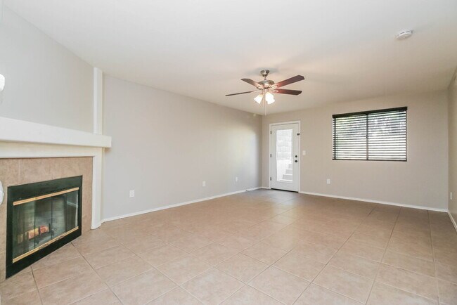 Foto del edificio - 3755 E Broadway Rd