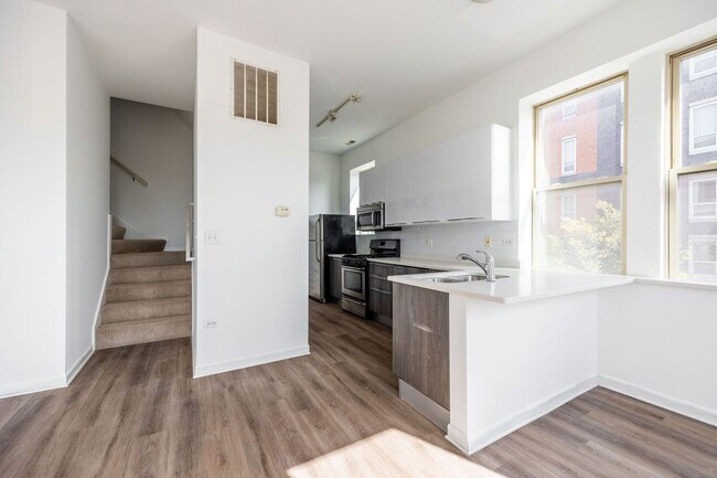 Foto del edificio - Spacious 2BR/2.5BA Duplex-Up in Humboldt Park with In-Unit Laundry!