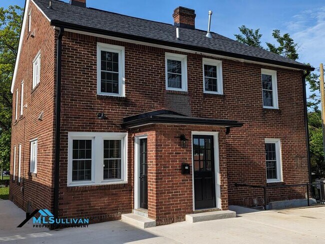 Building Photo - 231 W Elm St
