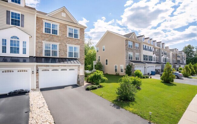 Foto del edificio - Spacious End-Unit Townhome for Rent in Meridian Crossing – 3BR, 4BA, 2-Car Garage. $3,095.00/month