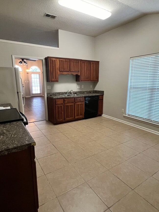Building Photo - Great curb appeal home with 3 beds and 2 b...